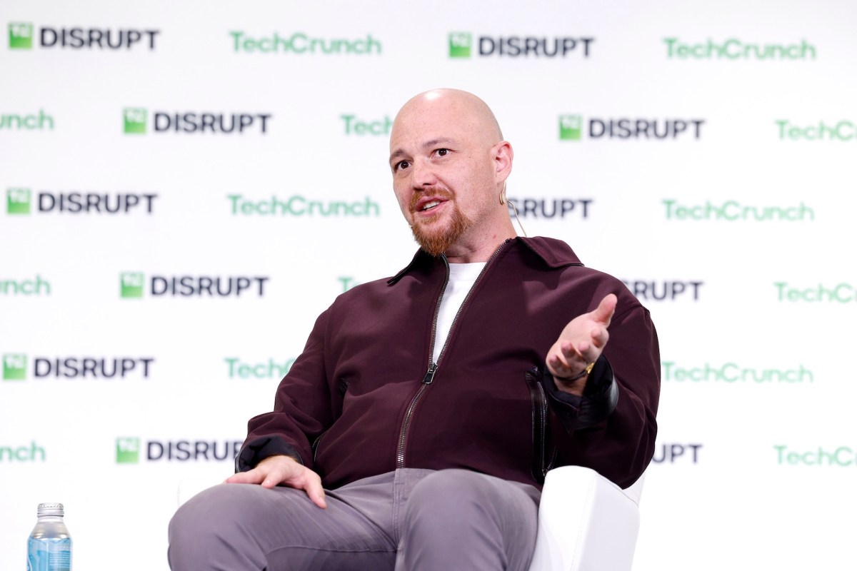 مسعد يعلن انتهاء شراكة Replit مع Anthropic ويتجه نحو OpenAI
