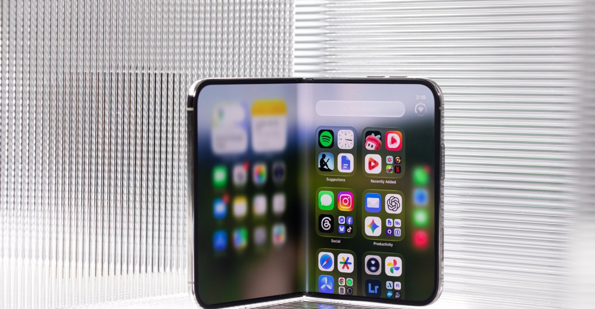 عنوان مقترح: شاشتان قابلتان للطي تكشفان حدود تجربة iPhone Duo