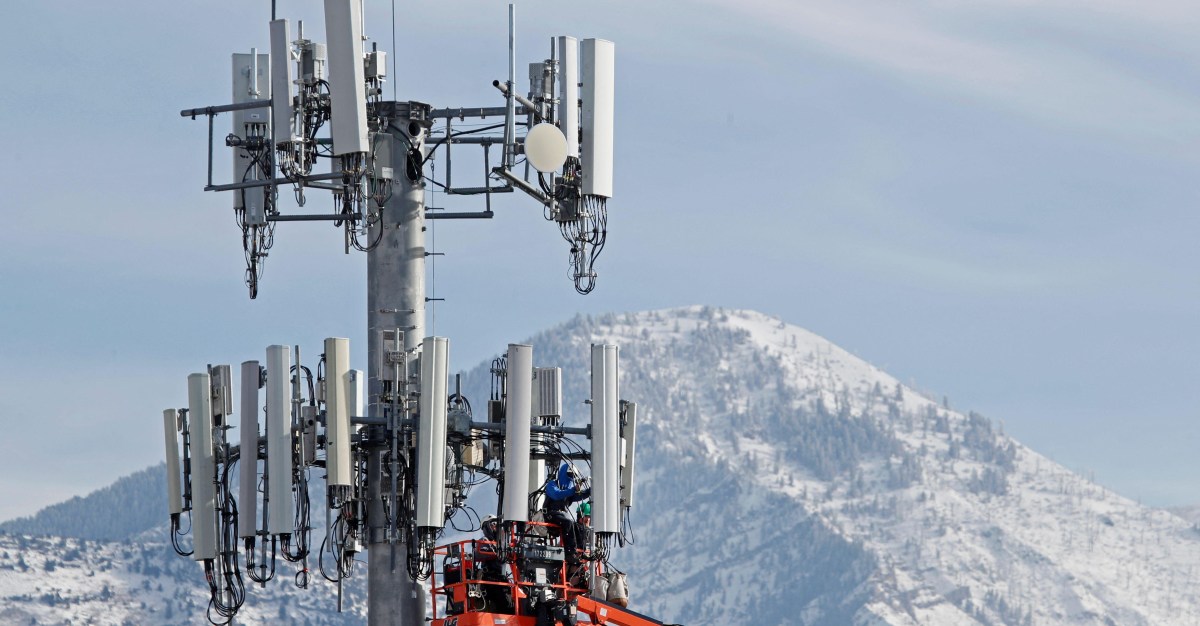 سبيس إكس تستعد لمنافسة فيريزون وAT&T عبر أبراج كراون كاسل