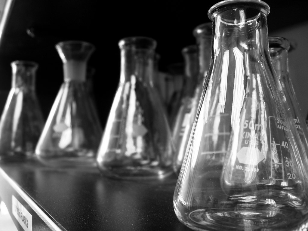 كيفن وايل يطلق «Warp Sciences» لأتمتة المختبرات الرطبة بالروبوتات