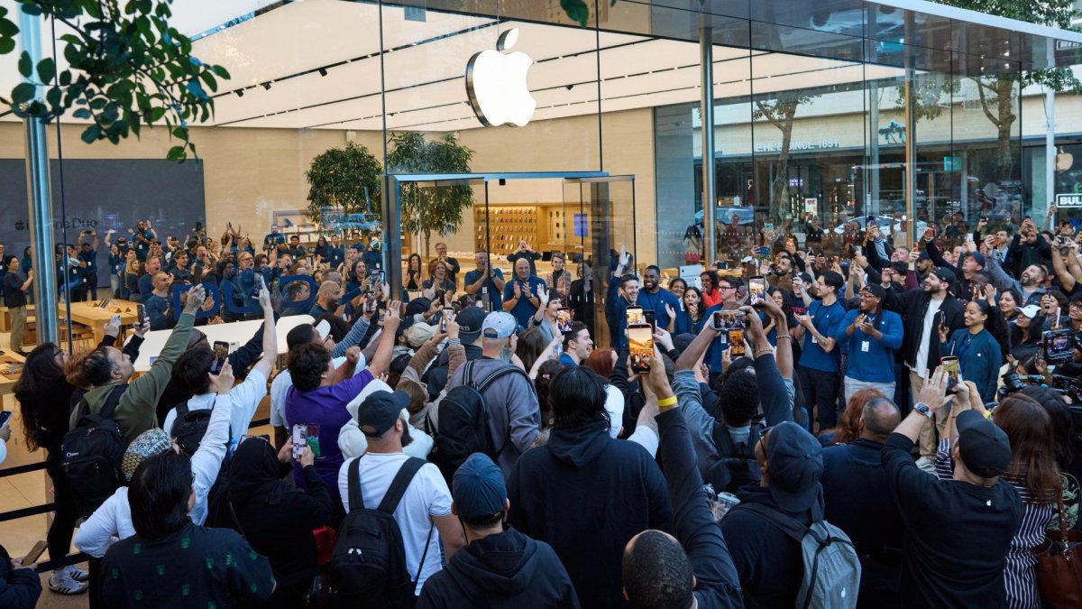 أطلقت آبل جهاز iPhone Duo يوم الجمعة 23 أكتوبر 2026، فعادت الطوابير الطويلة أمام متاجرها في عدة ولايات أمريكية.