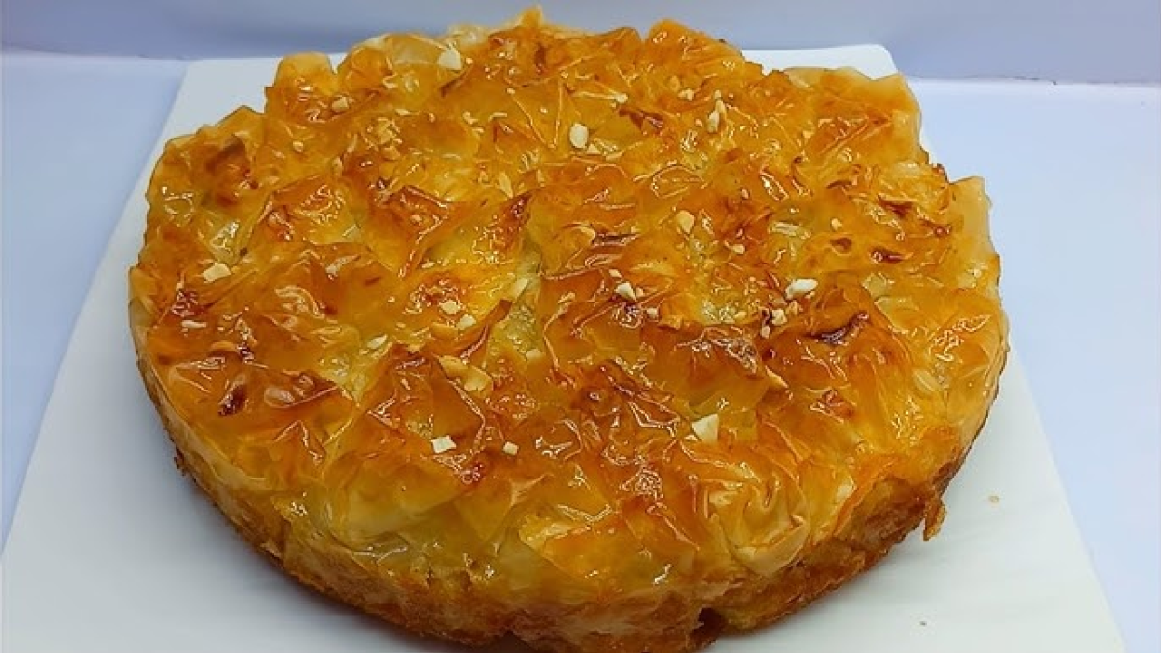 "لازم تعرفيها قبل رمضان" اعملي أجمل وصفة لضيوفك طريقة عمل كيكة الجلاش الذهبية في البيت
